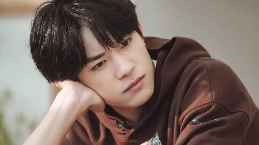 回车桌面>电脑壁纸>明星>大陆明星>小清新少年易烊千玺时尚休闲迷人