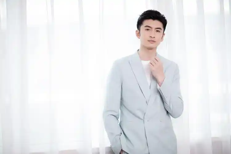 张云龙蓝色西装帅气写真图片