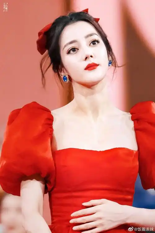 迪丽热巴红色泡泡袖公主裙