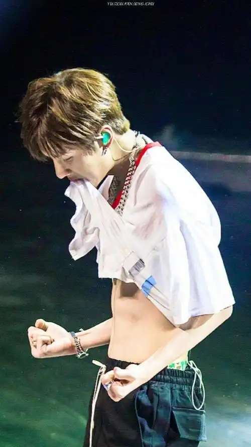 王一博梦幻独家营业##王一博 时尚先生封面