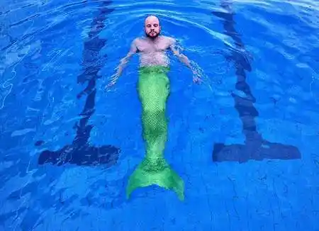 澳男子迷恋美人鱼 戴"尾巴"游泳(组图)