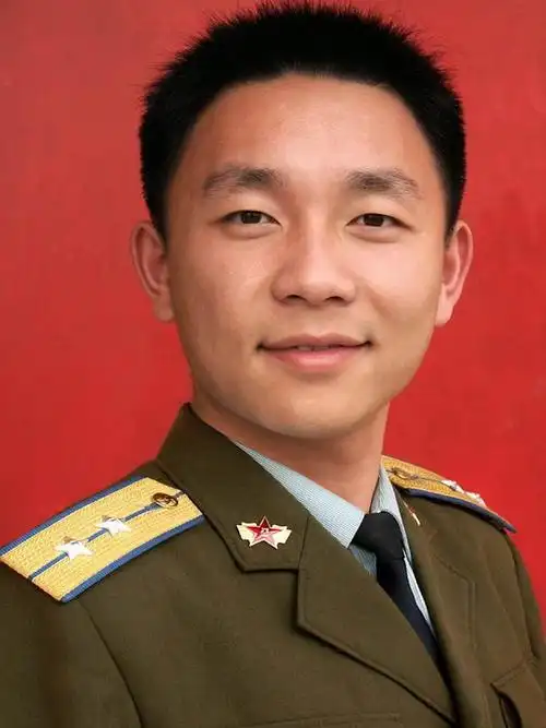 主题:请战友们传上自己的军装照 注意不以军事重地为背景