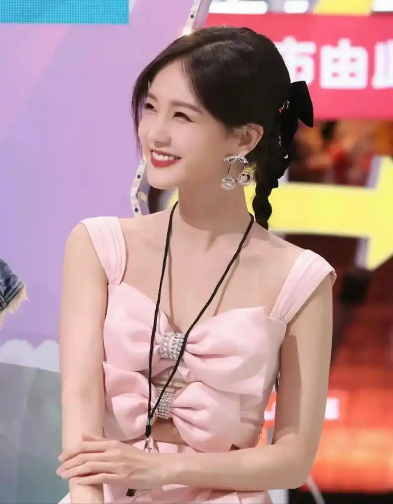 今天看到有网友说,李一桐笑的时候总是眯着眼睛张大嘴巴,看着好做作