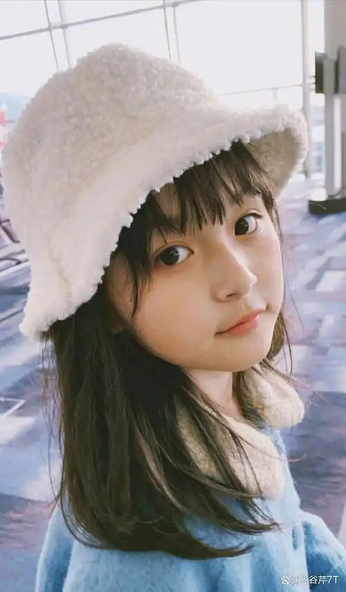 照片中,刘楚恬长发飘飘,穿着简单的衣服,展现出青春的气息.