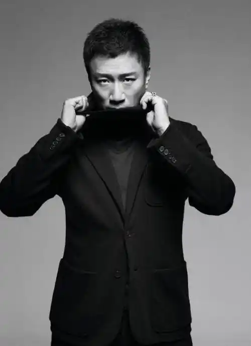 原创孙红雷被拍成五五分近照身材圆润胖了许多风格打扮与以往不同