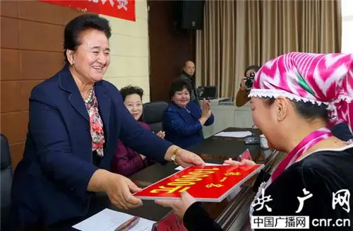 全国妇联副主席,新疆政协副主席热孜万.艾拜为获奖者颁奖