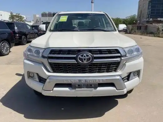 2021款丰田酷路泽5700整体设计风,不刻意追求高档,但人性化的布局和并