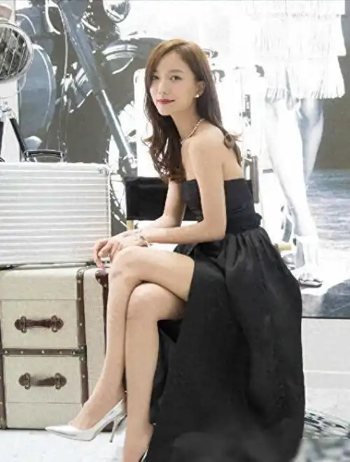 王珞丹性感造型前凸后翘占一半丝袜美腿独一份