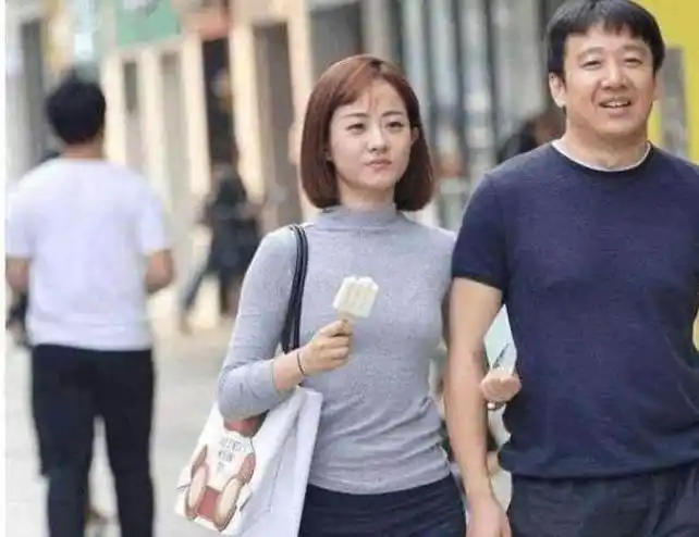 赵丽颖跟父亲出门,不化妆路人都没认出来,很普通的一对父女!
