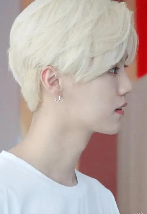 欣赏一波鹿晗的银发~这是什么神仙男孩