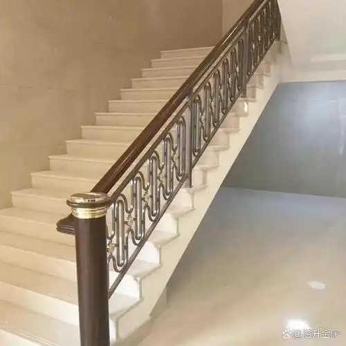 别墅踏板装楼梯围栏以实木扶手为主