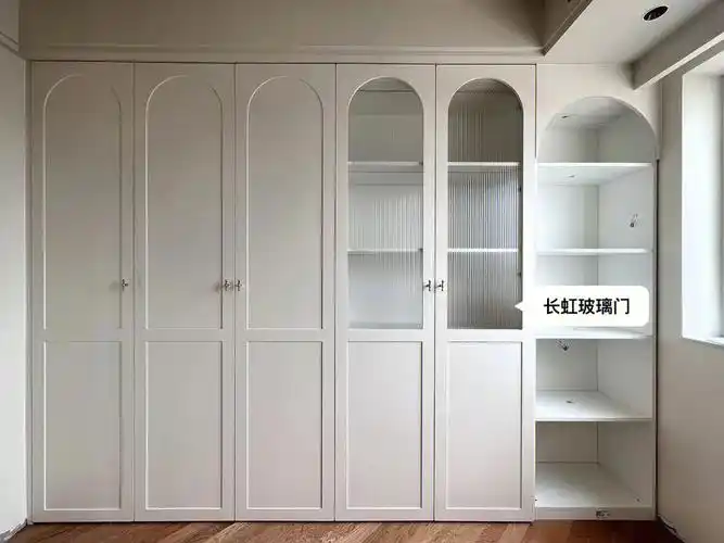 克诺斯邦柜体 77膜压柜门元素: 经典弧形柜门, 瓦楞似的长虹玻璃门