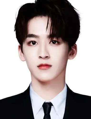 求何洛洛证件照