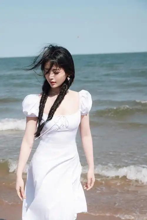 杨超越海边大片一袭白色连衣裙爱心耳环点缀发丝飞扬