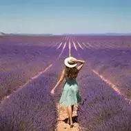 漫步花海的女生背影头像想和你漫步在花海之中