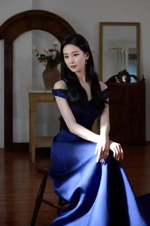 刘诗诗新造型引热议!蓝色长裙穿出夏日高适配度,优雅又时尚