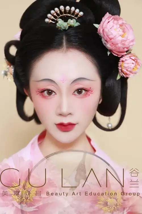 谷兰美妆教育频道的化妆造型作品《彩绘妆面古装造型》