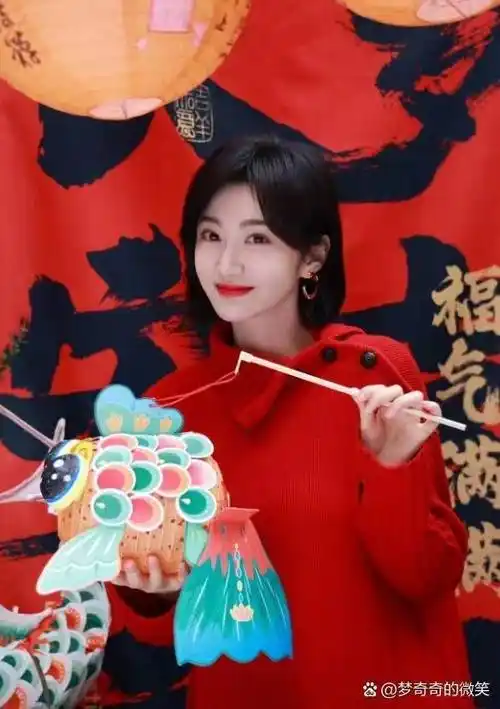 景甜复古红毛衣拜年,掀起时尚界复古风潮新浪潮_潮流_造型_态度