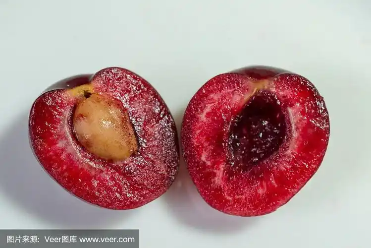 带籽的樱桃切成一半