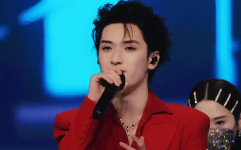 【严浩翔】红西装 眉骨钉=无法抗拒的魅力!性张力拉满了好吗!