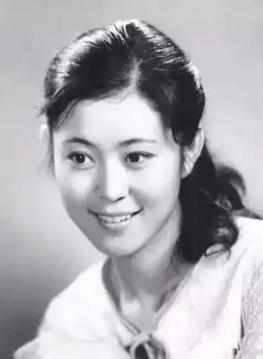 黑白老照片 :你敢相信这是倪萍?(图)