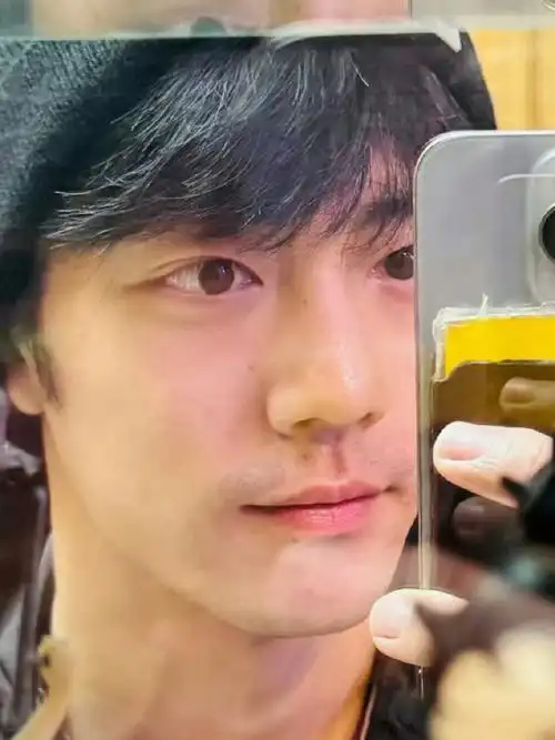 肖战##肖战家庭氛围##肖战纯素颜偶遇图