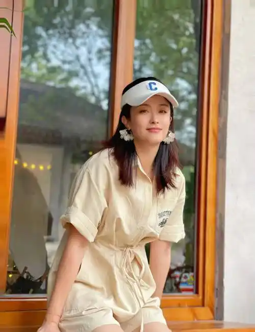 80后女星徐百慧身穿米色连衣裙,眼大迷人,侧面像林青
