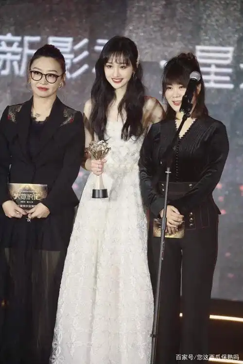 郑爽终于尝试时髦长裙,颁奖典礼低调合影,清纯如大学校花