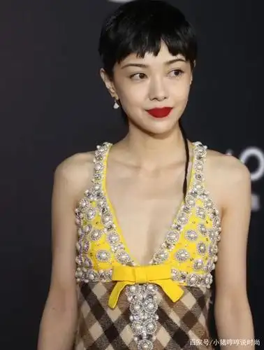 34岁郭采洁身材出众,深v吊带连衣裙穿出国际范,气场太强大!