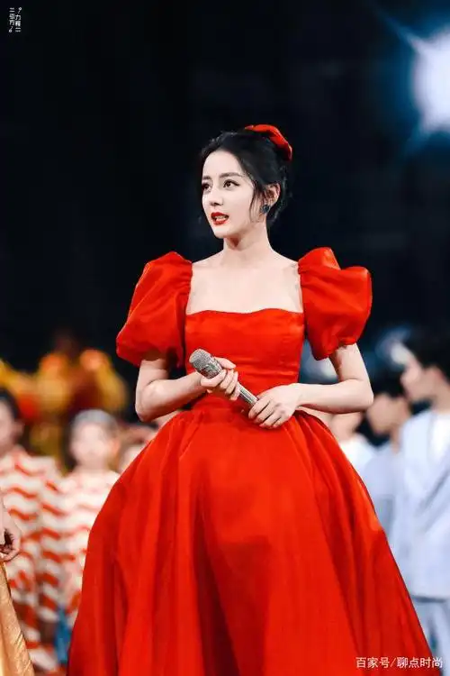 迪丽热巴这身泡泡袖晚礼服,艳丽的红色真养眼,气质性感迷人