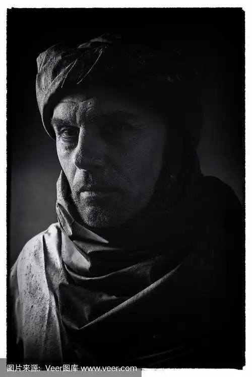 复古黑白照片的柏柏尔人在夜晚的光戴头巾与长袍.影棚拍摄.