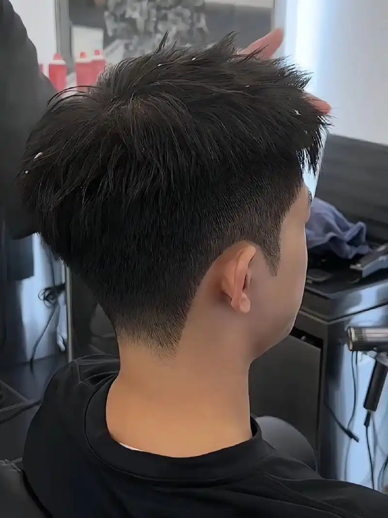前刺发型以其独特魅力和个性化风格吸引了越来越多的男士.