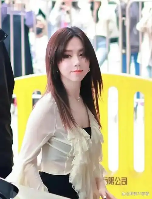 邓紫棋上班路透曝光身材肥美性感甜美笑容可爱迷人太美了