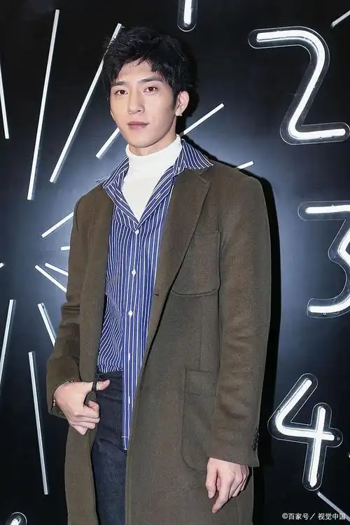 33岁井柏然有多帅气迷人?出席颁奖礼如同走秀,看呆台下谭松韵