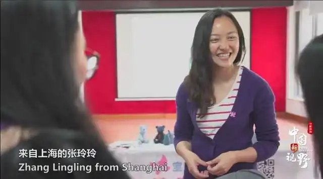 在上海浦东的一个社区,"精准捐衣"项目发起人张玲玲正在为社区居民