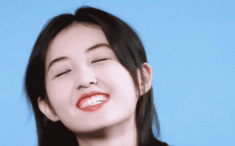 张子枫又美了!一身紫色穿搭美得深入人心,又毫无攻击性!