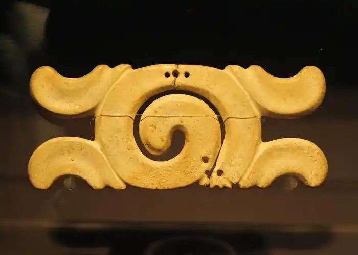 [新石器时代·红山文化] 玉勾云形器 辽宁省文物考古研究院藏