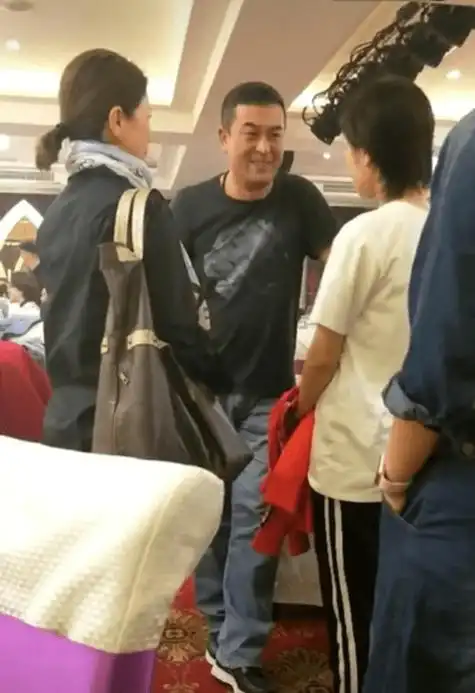 路人拍到张嘉译头发秃顶还有这么多白发52岁都驼背成这样了