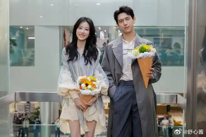 展开说    一,春色  李现周雨彤你们这哪里是新浪扫楼啊,这捧花照片