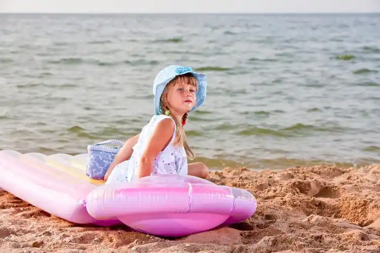 小女孩,海洋,海滩,玩,沙,游戏