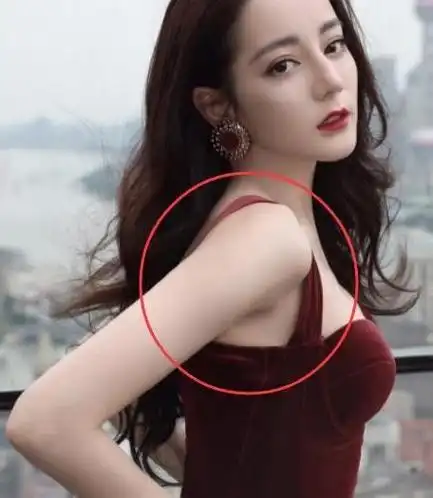 迪丽热巴出席活动,对镜臭美被粉丝抓拍,无意间露出女神腋窝_高清图集