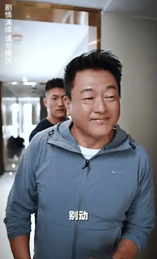 56岁魏骏杰复胖后练臀腿!动几下便面目狰狞痛苦翻白眼,肚腩瞩目