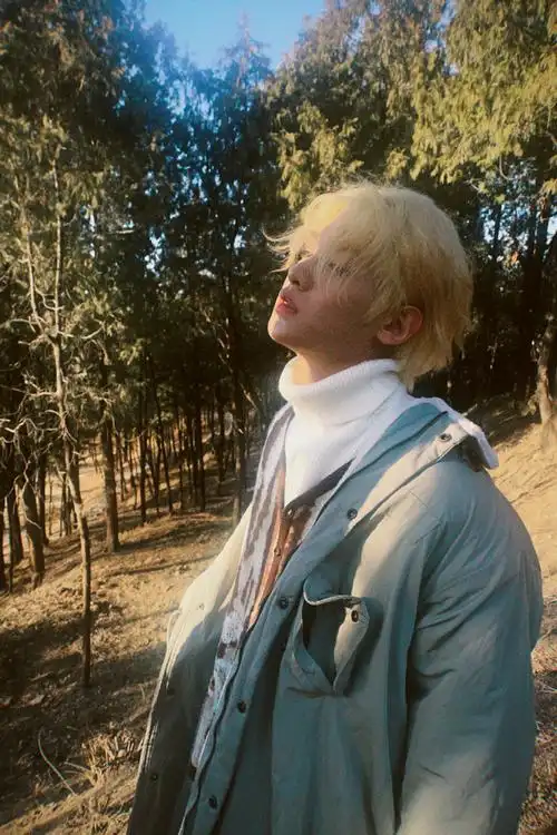 黄明昊阳光下随拍9615经典金发造型在阳光下闪耀夺目侧脸轮廓清晰