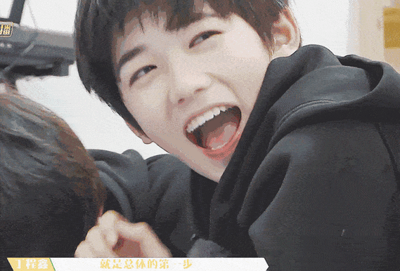 宋亚轩四号选手或者来一个缓缓地歪头,这样的角度可是被证明过最能让