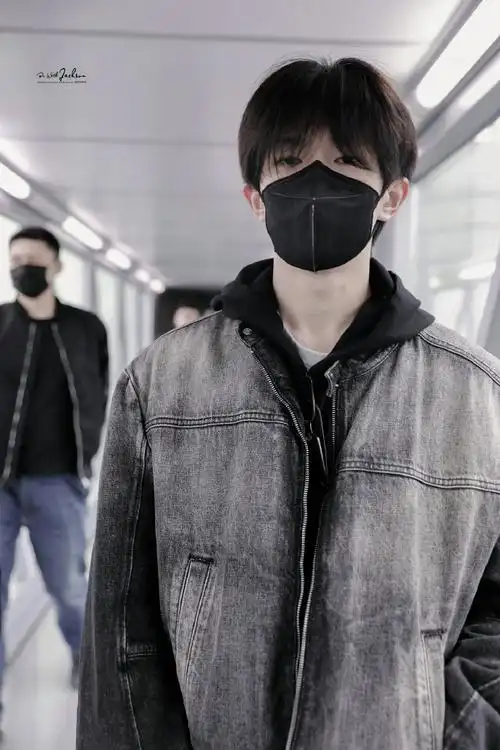 易烊千玺机场图