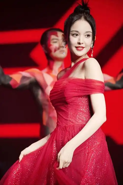 古力娜扎的气质真好扎个丸子头清纯减龄粉色裙子挺显少女感的