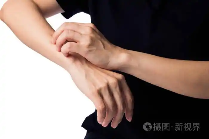 在白色背景上用手抓痒处
