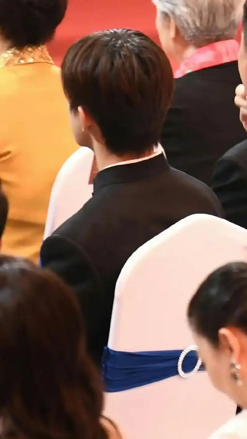 易烊千玺 乖乖后脑勺好可爱