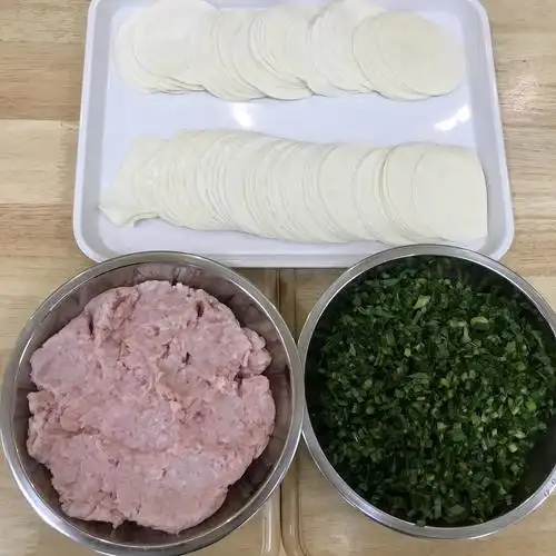 让我们一起来看看包饺子的原材料要那些吧.