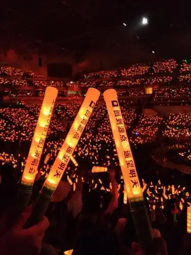 tfboys演唱会全场橙色应援棒,「无边界」,「源」,「玊尔」都是温暖的